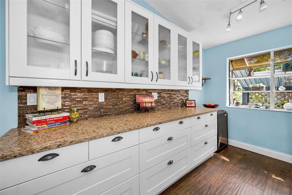 For Sale: $255,000 (2 beds, 2 baths, 1070 Square Feet)