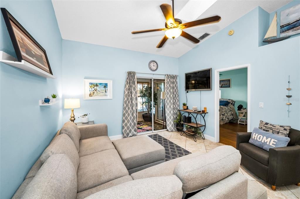 For Sale: $255,000 (2 beds, 2 baths, 1070 Square Feet)