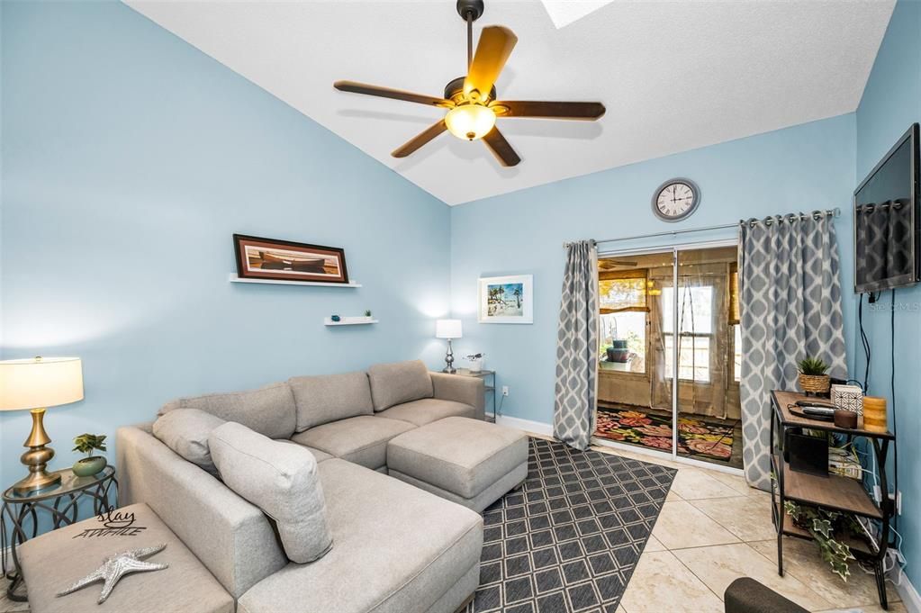 For Sale: $255,000 (2 beds, 2 baths, 1070 Square Feet)