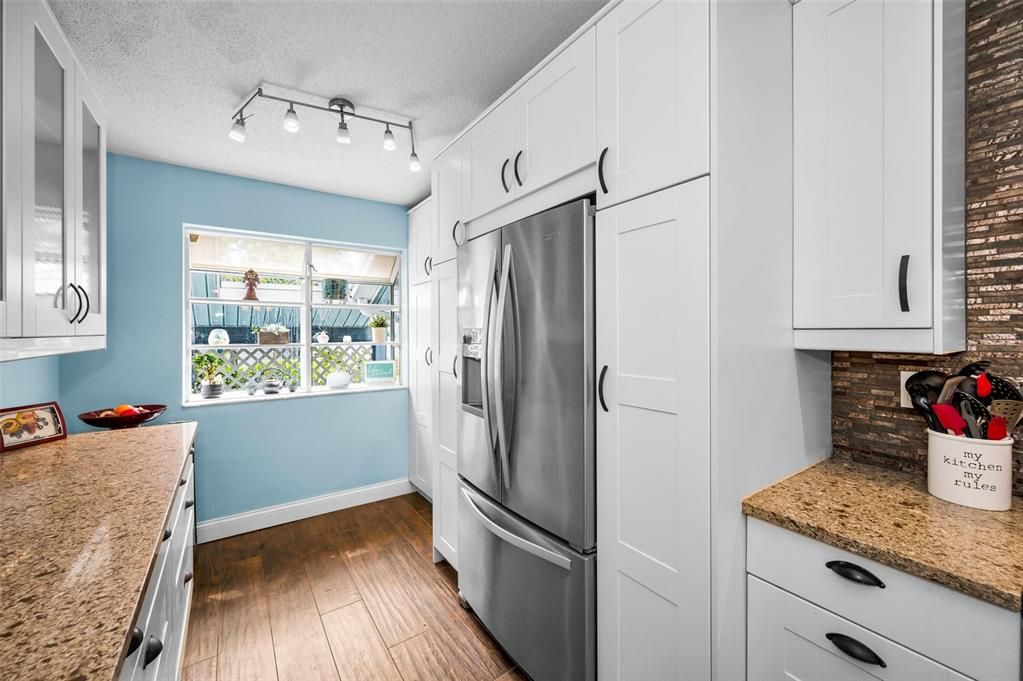 For Sale: $255,000 (2 beds, 2 baths, 1070 Square Feet)