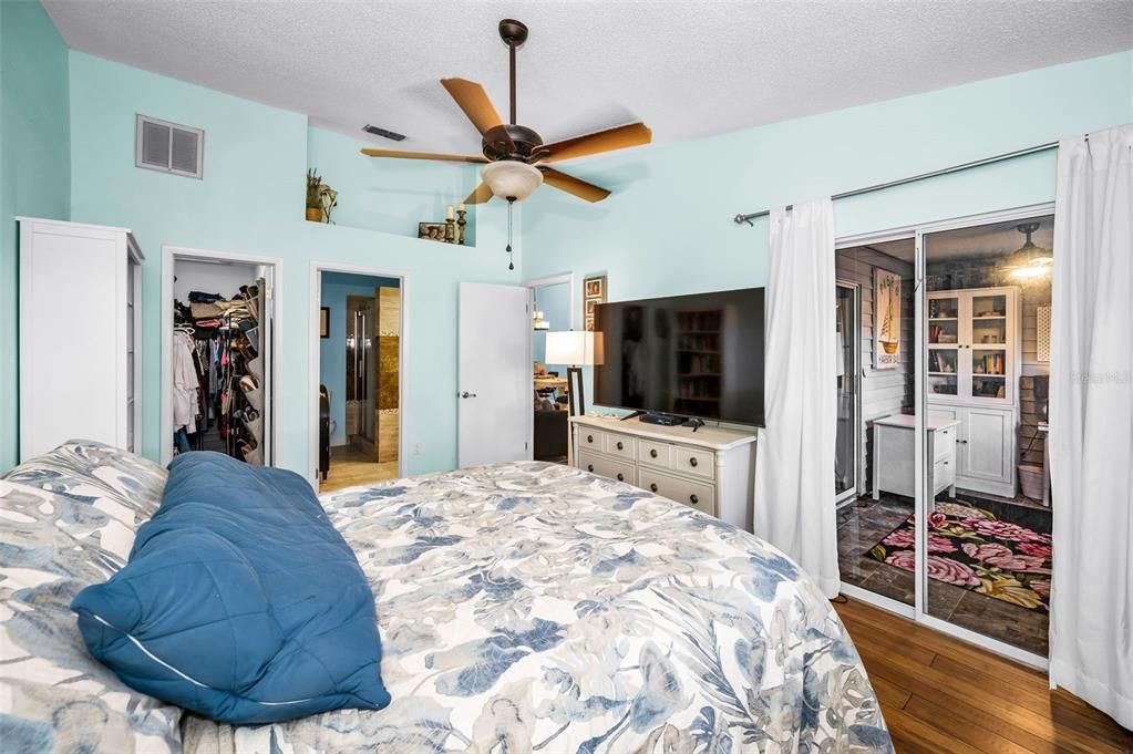 For Sale: $255,000 (2 beds, 2 baths, 1070 Square Feet)