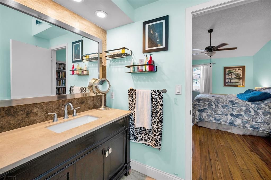 For Sale: $255,000 (2 beds, 2 baths, 1070 Square Feet)