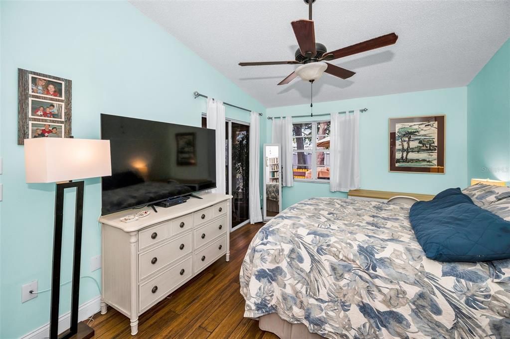 For Sale: $255,000 (2 beds, 2 baths, 1070 Square Feet)