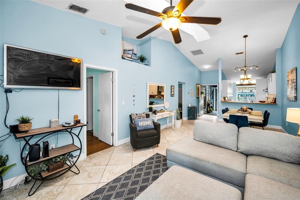 For Sale: $255,000 (2 beds, 2 baths, 1070 Square Feet)