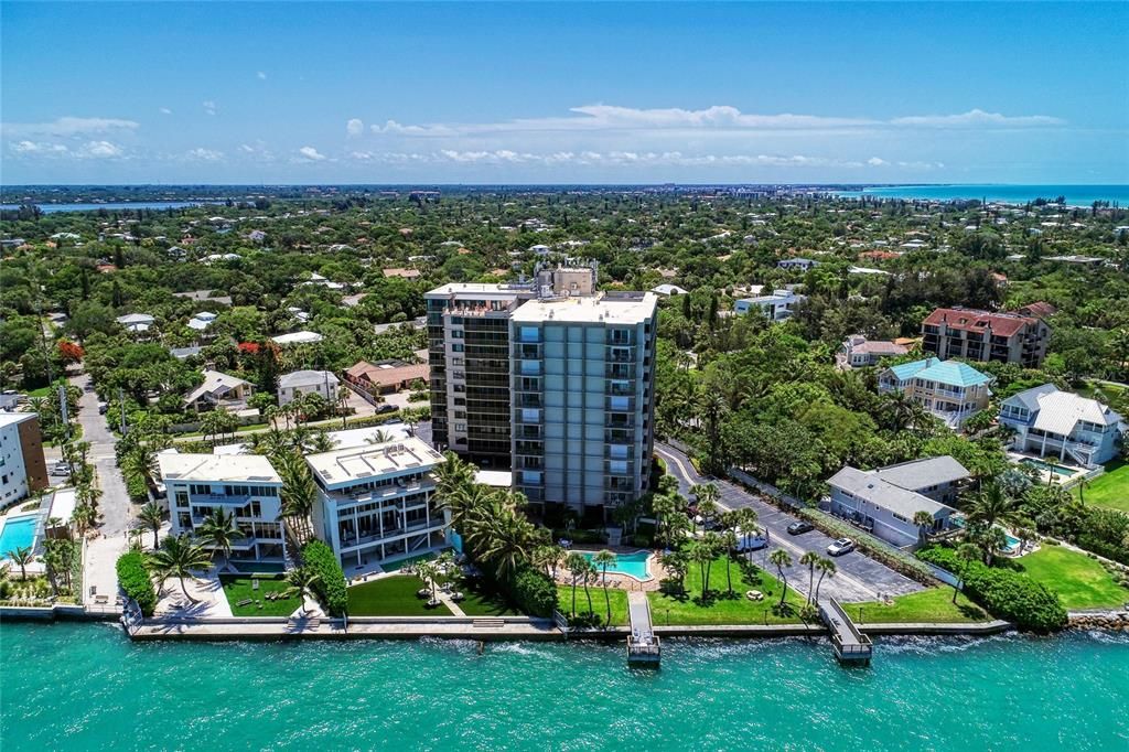 For Sale: $850,000 (2 beds, 2 baths, 1435 Square Feet)