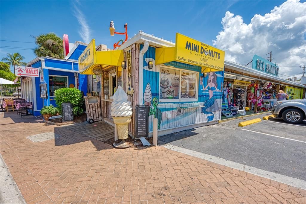 For Sale: $850,000 (2 beds, 2 baths, 1435 Square Feet)