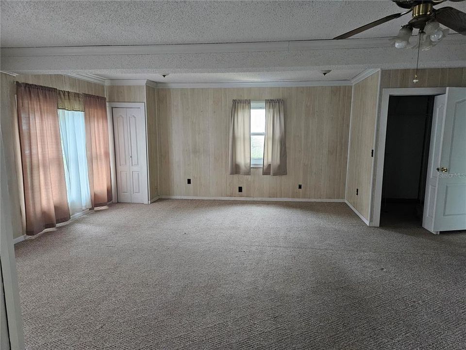 For Sale: $330,000 (3 beds, 3 baths, 2043 Square Feet)