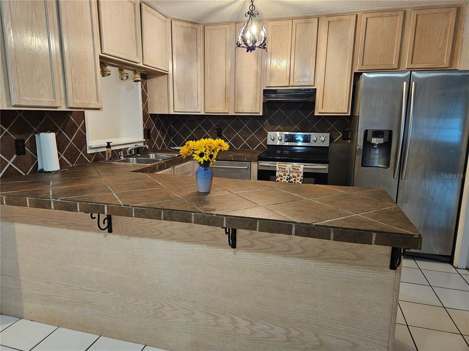 For Sale: $330,000 (3 beds, 3 baths, 2043 Square Feet)