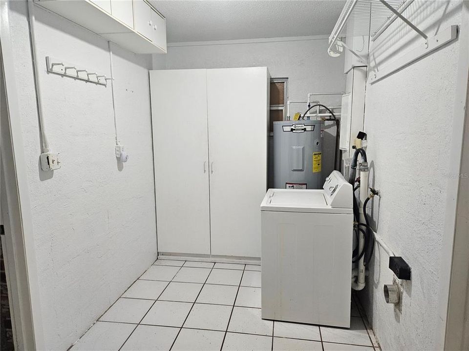 For Sale: $330,000 (3 beds, 3 baths, 2043 Square Feet)