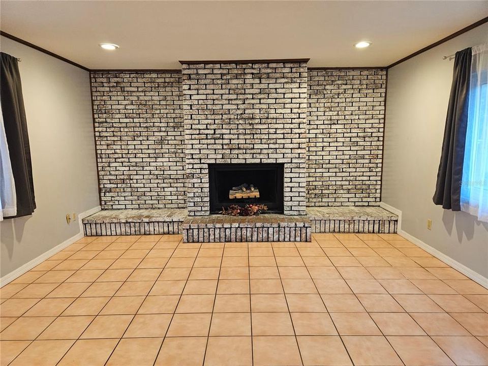 For Sale: $330,000 (3 beds, 3 baths, 2043 Square Feet)