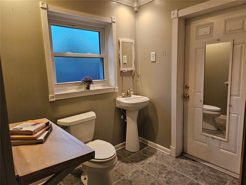 For Sale: $330,000 (3 beds, 3 baths, 2043 Square Feet)