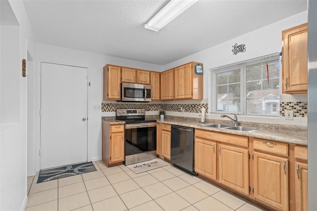 For Sale: $310,000 (3 beds, 2 baths, 1431 Square Feet)