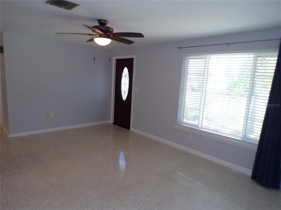 出租: $2,325 (2 贝兹, 2 浴室, 1365 平方英尺)