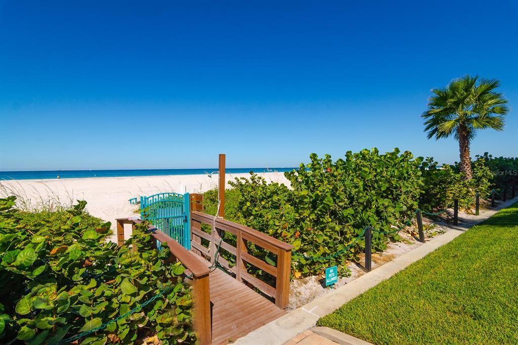 На продажу: $2,100,000 (3 спален, 2 ванн, 2464 Квадратных фут)