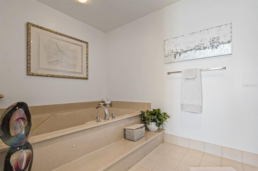 На продажу: $2,100,000 (3 спален, 2 ванн, 2464 Квадратных фут)