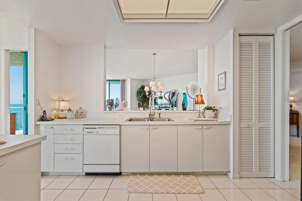 На продажу: $2,100,000 (3 спален, 2 ванн, 2464 Квадратных фут)