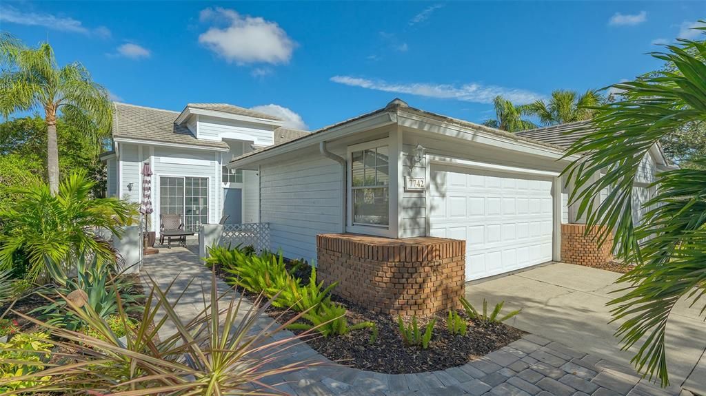 Recently Sold: $375,000 (2 beds, 2 baths, 1464 Square Feet)