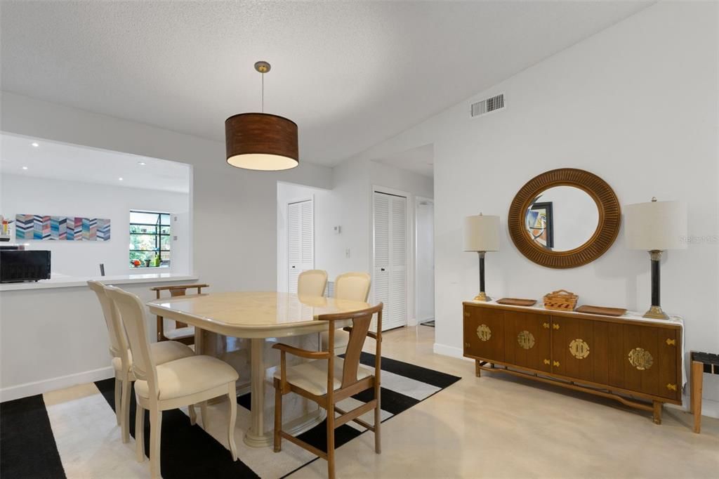 Activo con contrato: $589,900 (2 camas, 2 baños, 1719 Pies cuadrados)