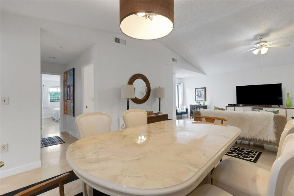 Activo con contrato: $589,900 (2 camas, 2 baños, 1719 Pies cuadrados)