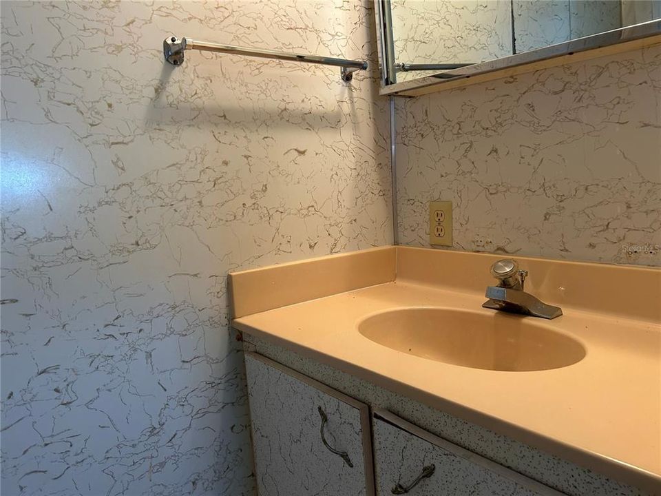 For Sale: $134,000 (2 beds, 1 baths, 900 Square Feet)