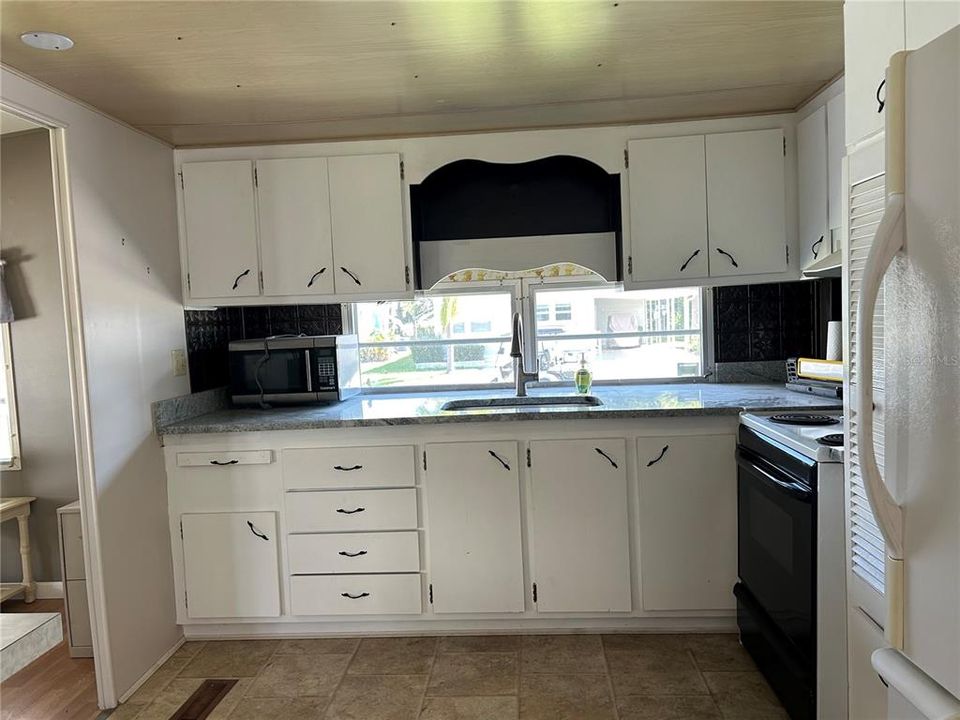 For Sale: $134,000 (2 beds, 1 baths, 900 Square Feet)