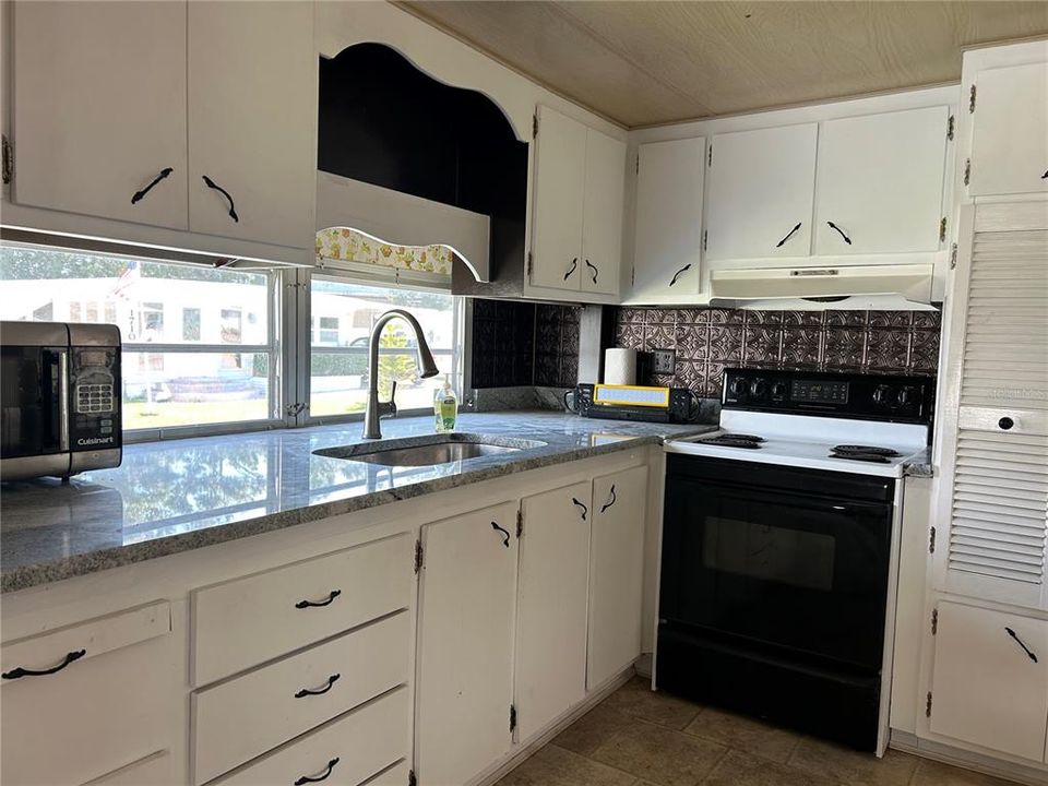 For Sale: $134,000 (2 beds, 1 baths, 900 Square Feet)