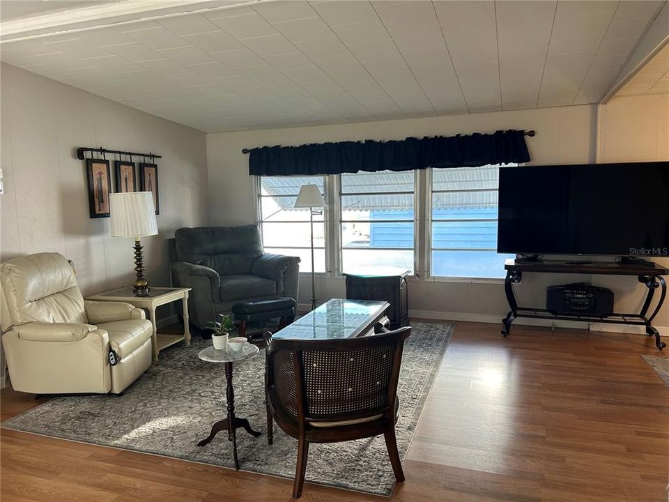 For Sale: $134,000 (2 beds, 1 baths, 900 Square Feet)