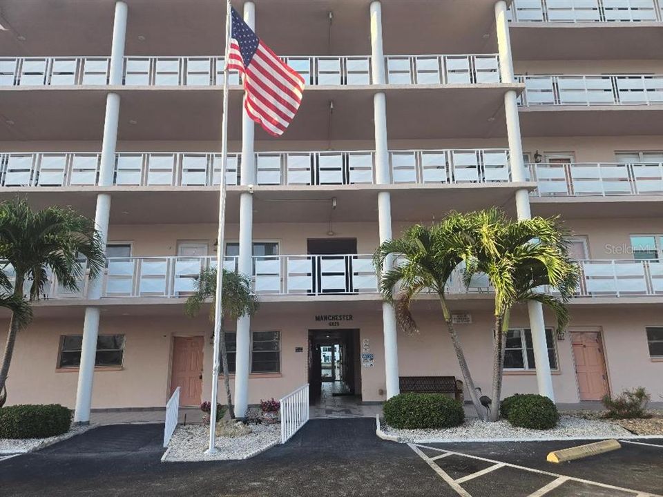 Active With Contract: $1,800 (1 beds, 1 baths, 1060 Square Feet)