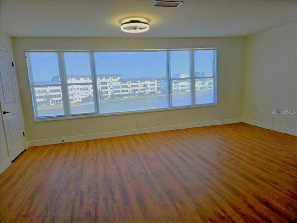 Active With Contract: $1,800 (1 beds, 1 baths, 1060 Square Feet)