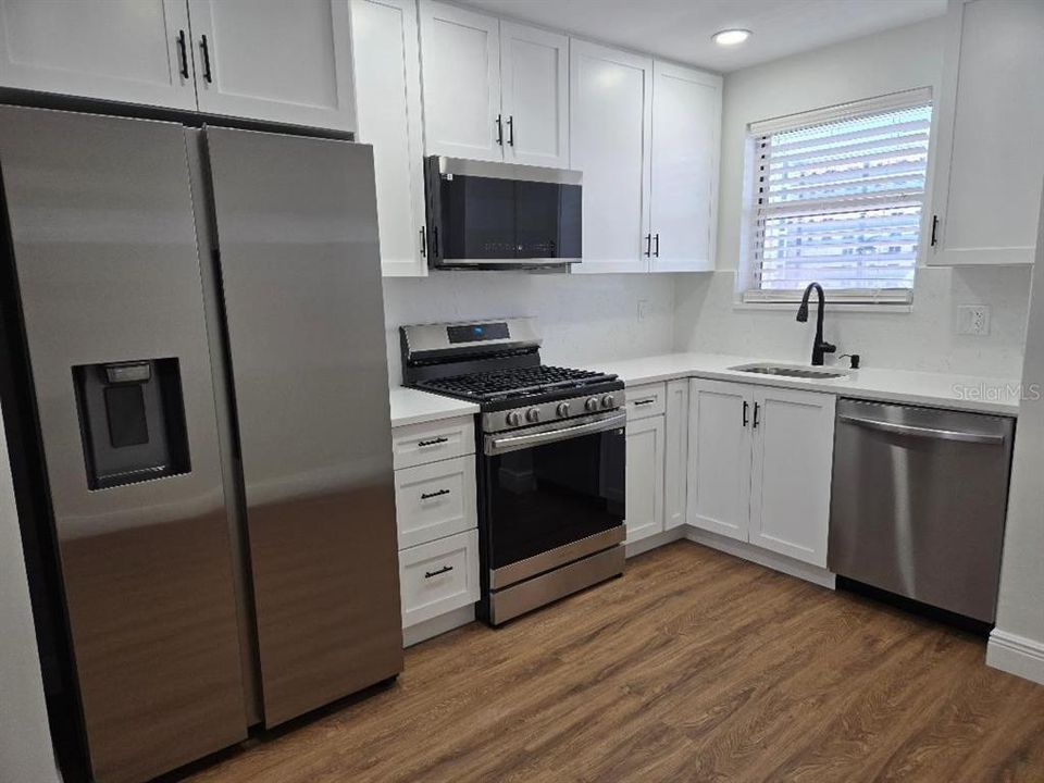 Active With Contract: $1,800 (1 beds, 1 baths, 1060 Square Feet)