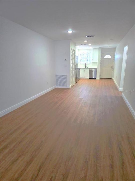 Active With Contract: $1,800 (1 beds, 1 baths, 1060 Square Feet)