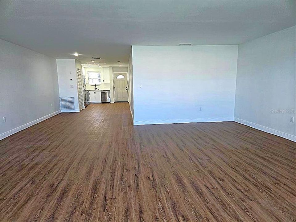 Active With Contract: $1,800 (1 beds, 1 baths, 1060 Square Feet)