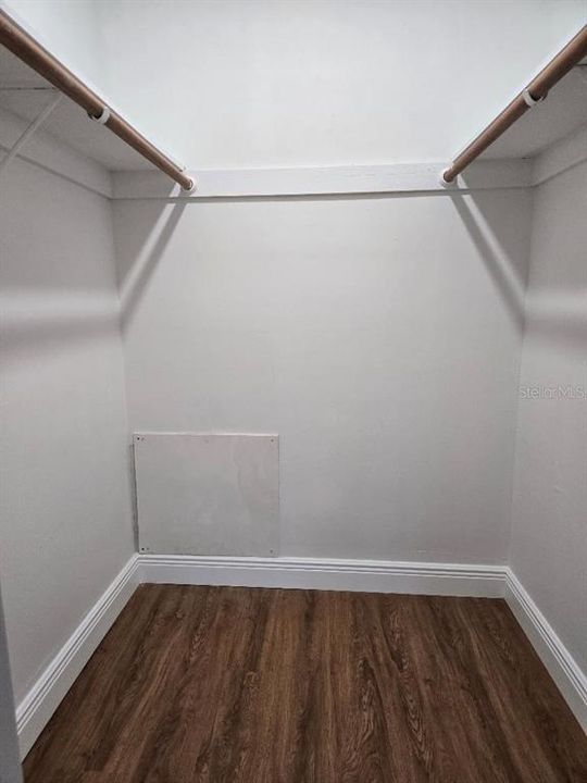 Active With Contract: $1,800 (1 beds, 1 baths, 1060 Square Feet)