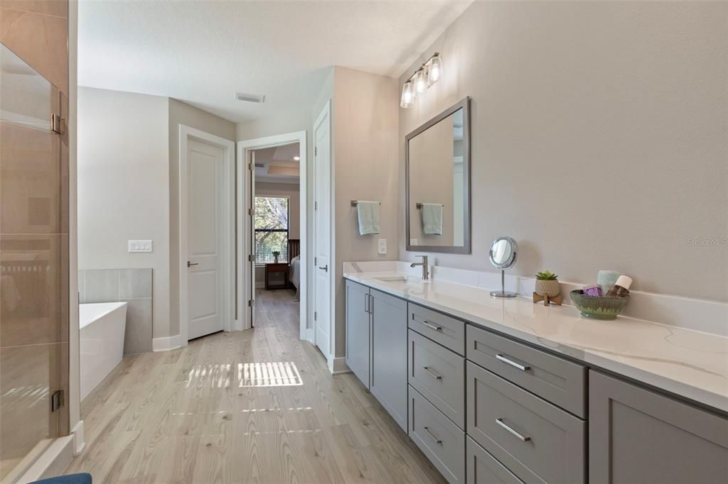 待售: $950,000 (4 贝兹, 4 浴室, 4022 平方英尺)