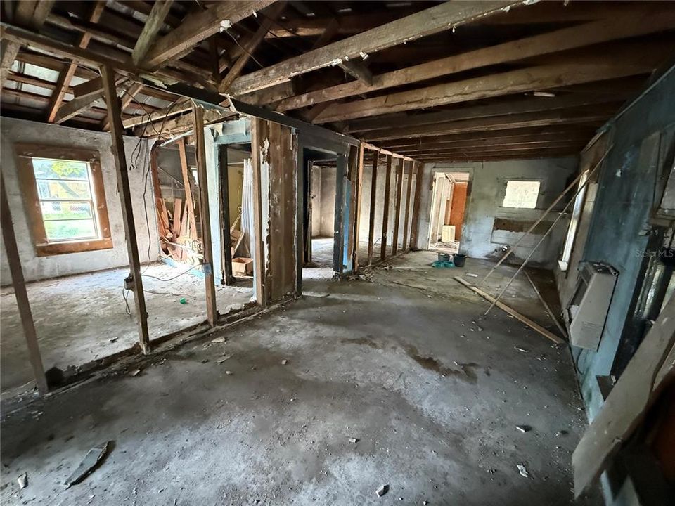 Active With Contract: $69,900 (2 beds, 1 baths, 890 Square Feet)