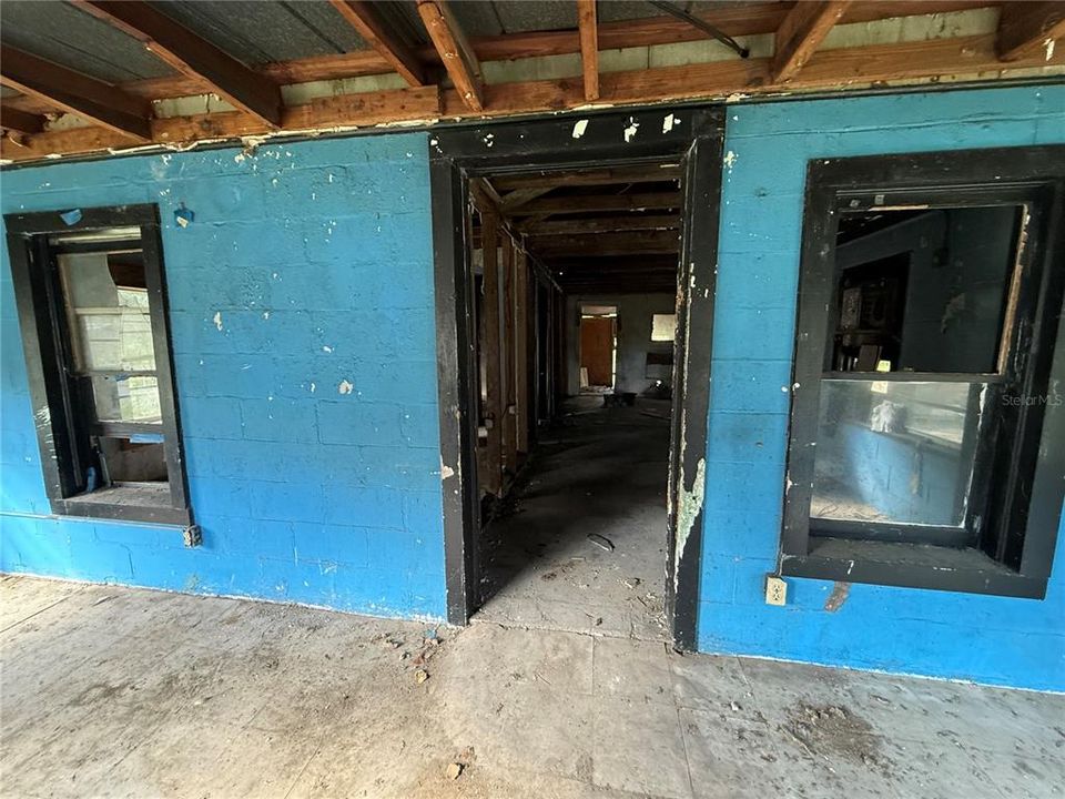 Active With Contract: $69,900 (2 beds, 1 baths, 890 Square Feet)