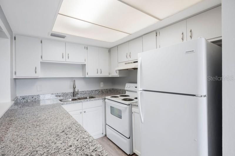 出租: $1,895 (2 贝兹, 1 浴室, 14910 平方英尺)