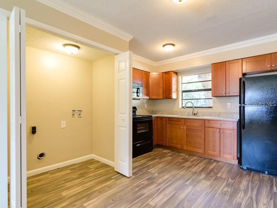 Под контрактом: $1,300 (2 спален, 1 ванн, 812 Квадратных фут)