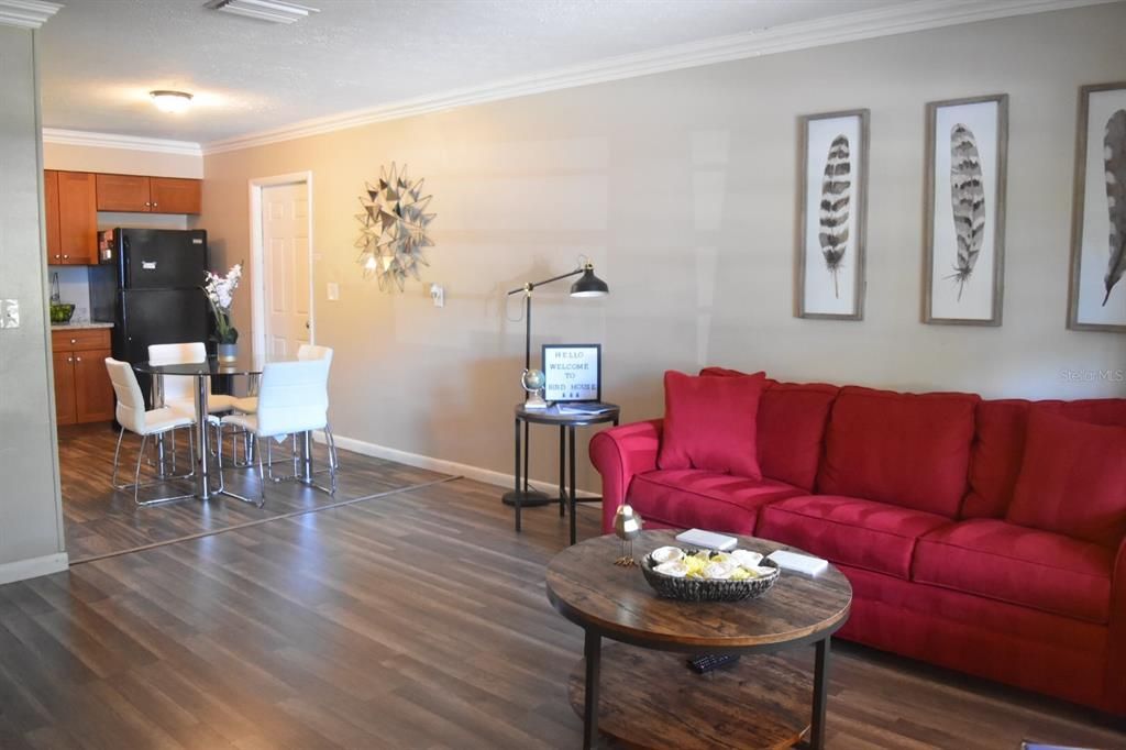 Под контрактом: $1,300 (2 спален, 1 ванн, 812 Квадратных фут)