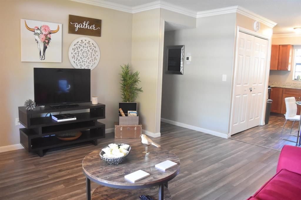 Под контрактом: $1,300 (2 спален, 1 ванн, 812 Квадратных фут)