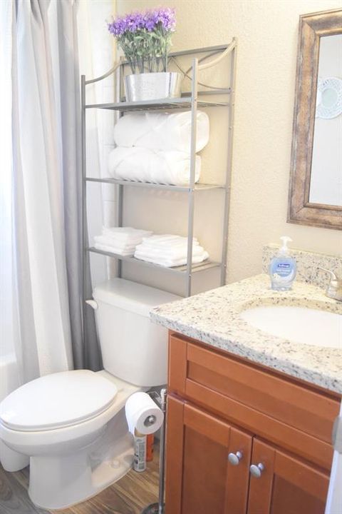 Под контрактом: $1,300 (2 спален, 1 ванн, 812 Квадратных фут)