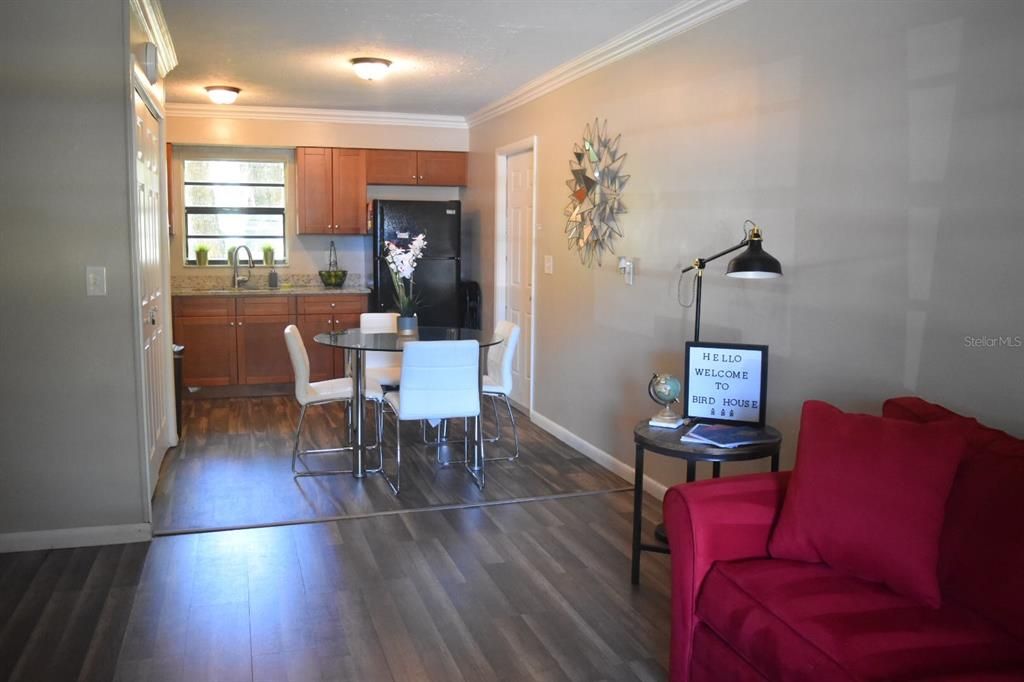 Под контрактом: $1,300 (2 спален, 1 ванн, 812 Квадратных фут)