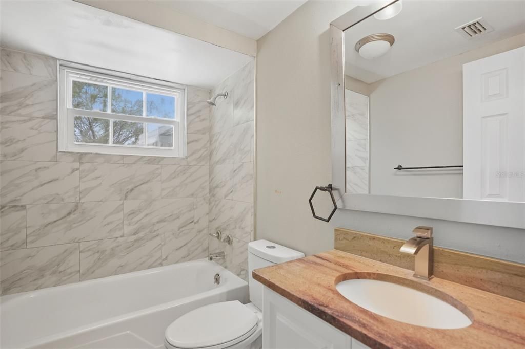 合同活跃: $199,000 (2 贝兹, 1 浴室, 898 平方英尺)