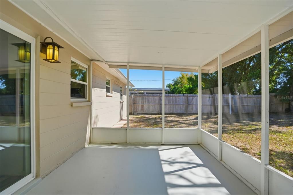 合同活跃: $199,000 (2 贝兹, 1 浴室, 898 平方英尺)