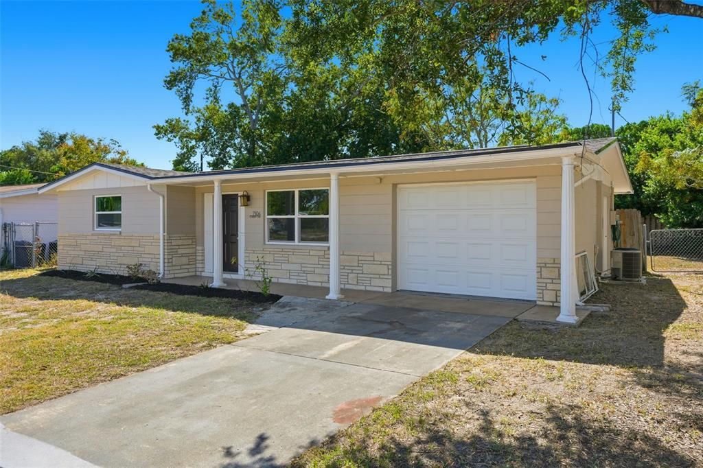 合同活跃: $199,000 (2 贝兹, 1 浴室, 898 平方英尺)