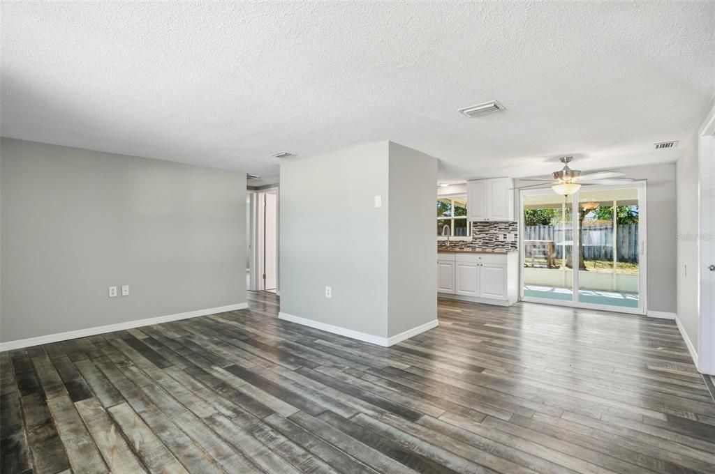 合同活跃: $199,000 (2 贝兹, 1 浴室, 898 平方英尺)