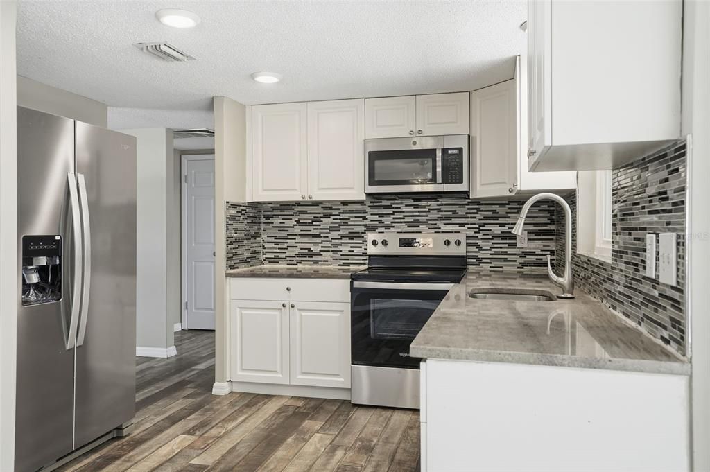 合同活跃: $199,000 (2 贝兹, 1 浴室, 898 平方英尺)