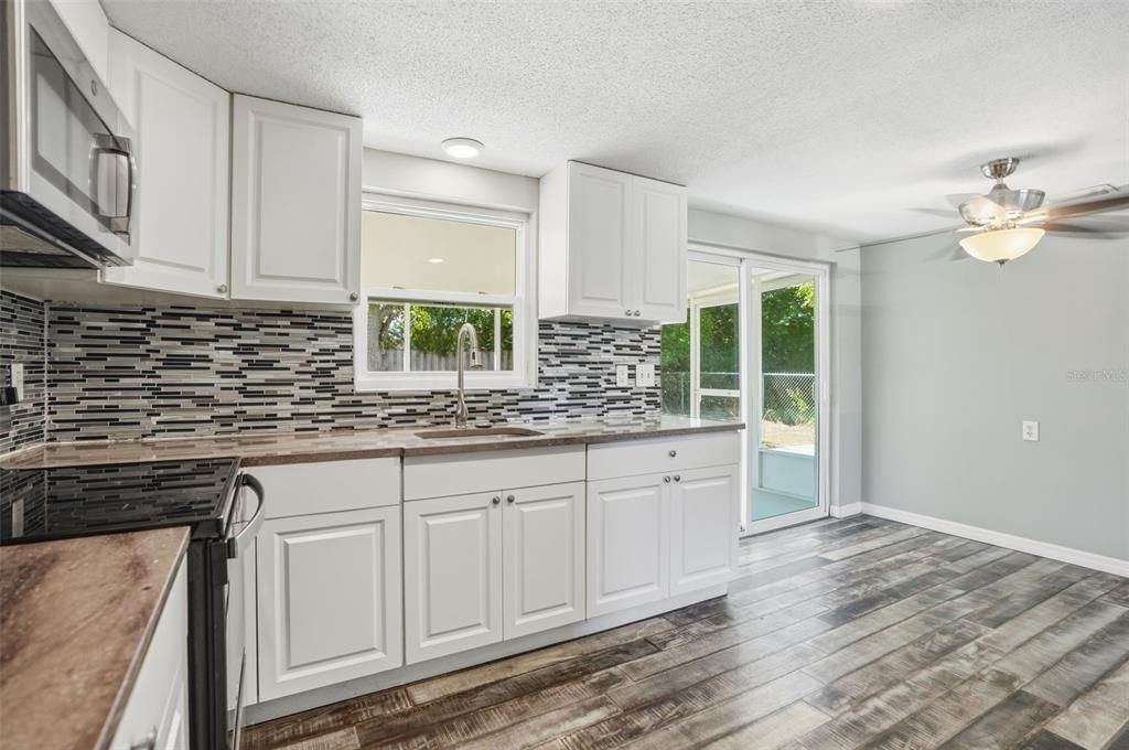 合同活跃: $199,000 (2 贝兹, 1 浴室, 898 平方英尺)