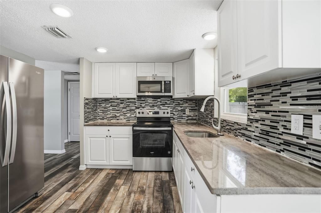 合同活跃: $199,000 (2 贝兹, 1 浴室, 898 平方英尺)