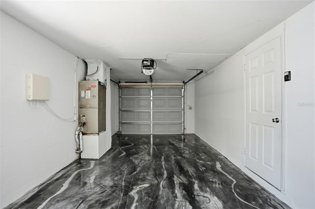 合同活跃: $199,000 (2 贝兹, 1 浴室, 898 平方英尺)